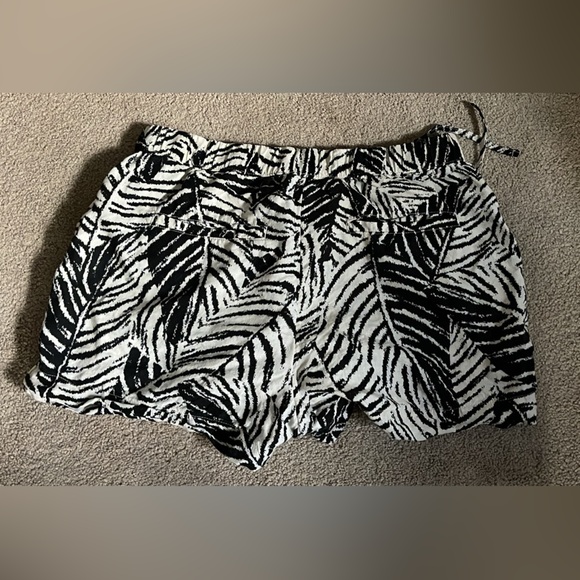 Linen Shorts - Picture 2 of 3